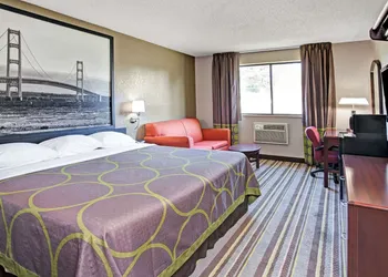 Super 8 by Wyndham Roseville/Detroit Area hotel thumbnail 5