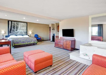 Super 8 by Wyndham Roseville/Detroit Area hotel thumbnail 6