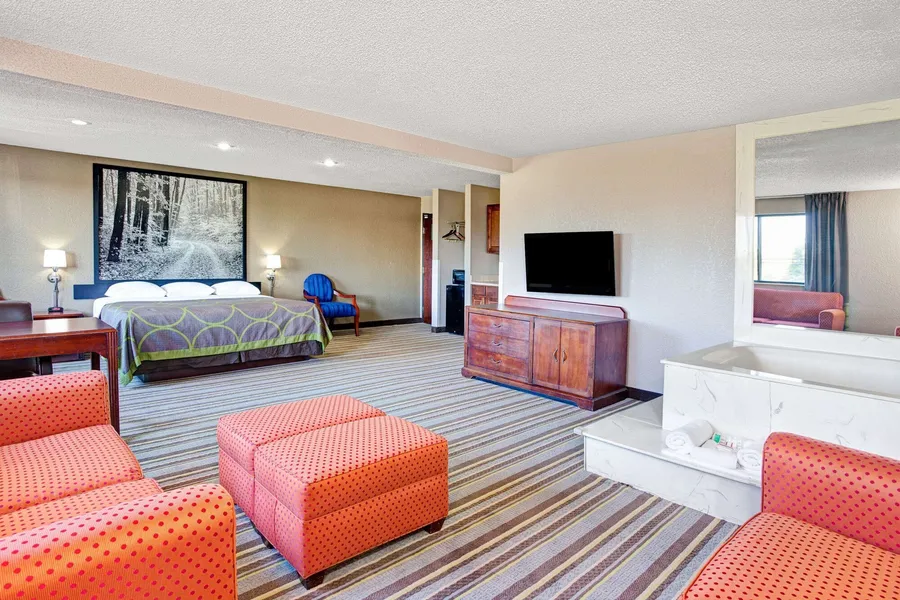 Super 8 by Wyndham Roseville/Detroit Area hotel detail image 6