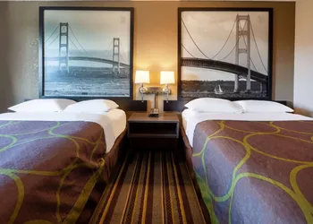 Super 8 by Wyndham Roseville/Detroit Area hotel thumbnail 7