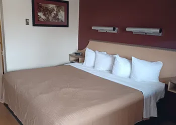Red Oak Inn Detroit Metro Airport - Belleville hotel thumbnail 3