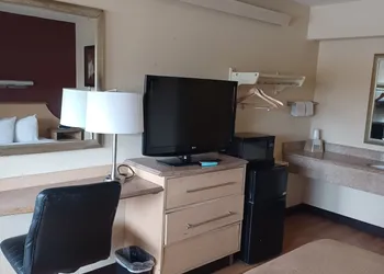 Red Oak Inn Detroit Metro Airport - Belleville hotel thumbnail 4