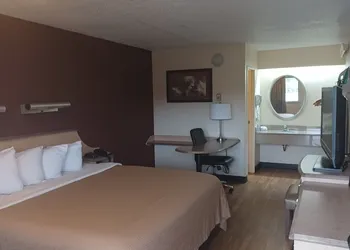 Red Oak Inn Detroit Metro Airport - Belleville hotel thumbnail 6