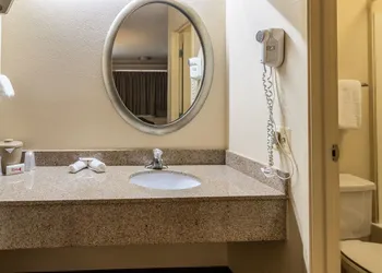 Red Oak Inn Detroit Metro Airport - Belleville hotel thumbnail 7