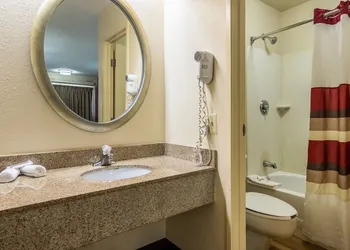 Red Oak Inn Detroit Metro Airport - Belleville hotel thumbnail 8