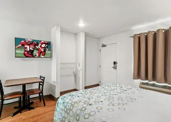 HomeTowne Studios by Red Roof Detroit - Livonia hotel thumbnail 4