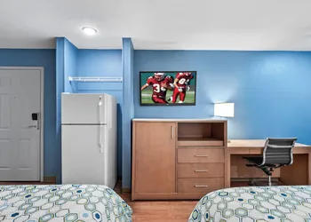 HomeTowne Studios by Red Roof Detroit - Livonia hotel thumbnail 5