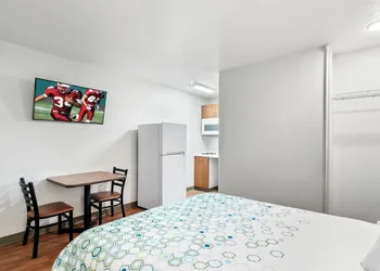 HomeTowne Studios by Red Roof Detroit - Livonia hotel thumbnail 7