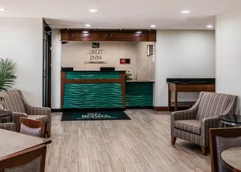 Quality Inn & Suites Warren - Detroit hotel thumbnail 4