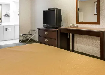 Rodeway Inn Madison Heights - Detroit hotel thumbnail 4
