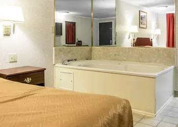 Rodeway Inn Madison Heights - Detroit hotel thumbnail 5