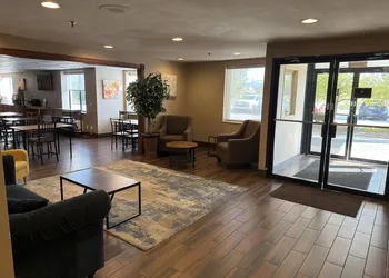 Wingate by Wyndham Utica hotel thumbnail 2