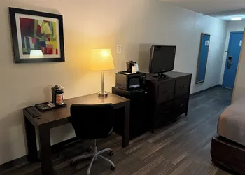 Quality Inn and Suites Livonia hotel thumbnail 4