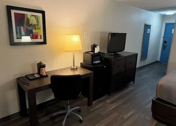 Quality Inn and Suites Livonia hotel thumbnail 4