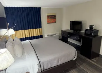Quality Inn and Suites Livonia hotel thumbnail 8