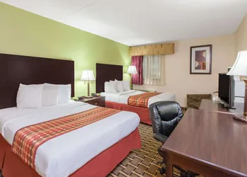 Days Inn & Suites by Wyndham Madison Heights MI hotel thumbnail 3