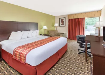 Days Inn & Suites by Wyndham Madison Heights MI hotel thumbnail 4