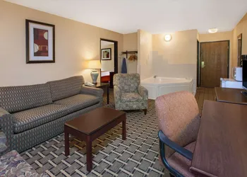 Days Inn & Suites by Wyndham Madison Heights MI hotel thumbnail 8