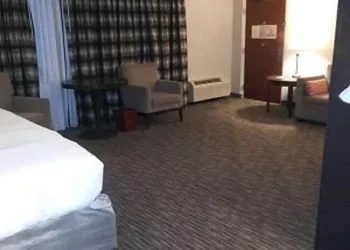 DoubleTree by Hilton Detroit - Dearborn hotel thumbnail 8