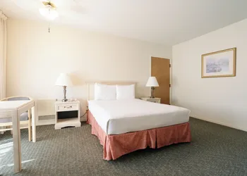 Monarch Resort hotel thumbnail 4