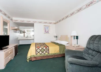 Super 8 by Wyndham Cottonwood hotel thumbnail 3