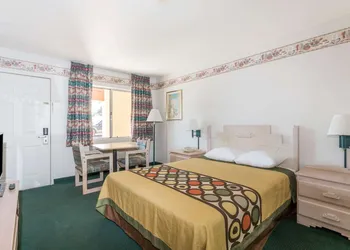Super 8 by Wyndham Cottonwood hotel thumbnail 4