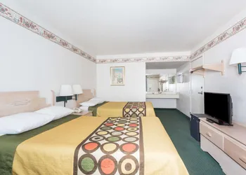 Super 8 by Wyndham Cottonwood hotel thumbnail 5