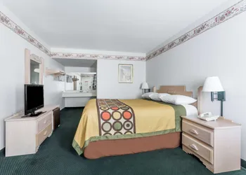 Super 8 by Wyndham Cottonwood hotel thumbnail 7