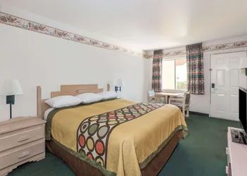 Super 8 by Wyndham Cottonwood hotel thumbnail 8