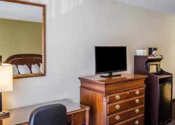 Quality Inn & Suites Pensacola Bayview hotel thumbnail 5