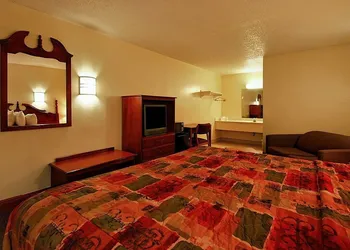 Super 6 Inn & Suites hotel thumbnail 5