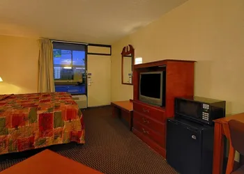 Super 6 Inn & Suites hotel thumbnail 6