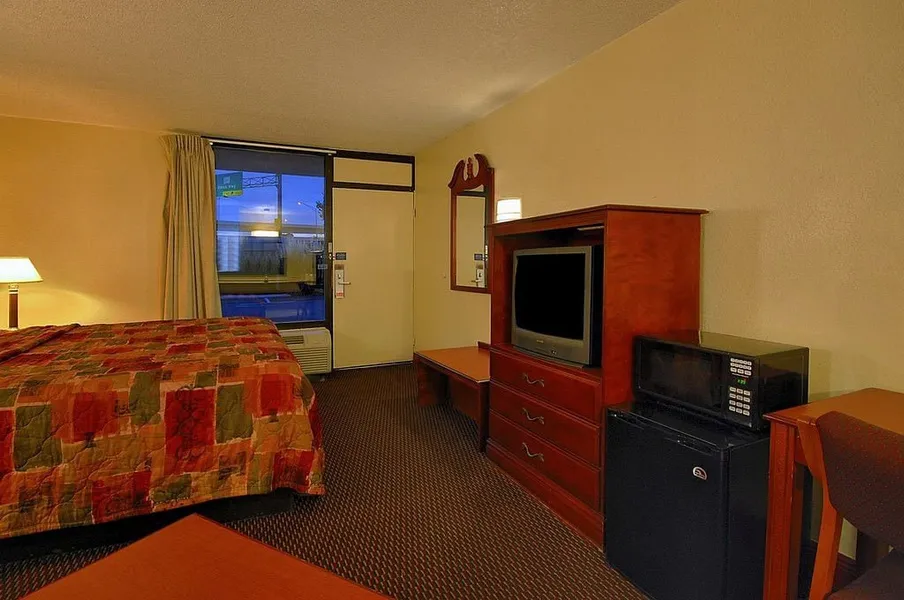 Super 6 Inn & Suites hotel detail image 6