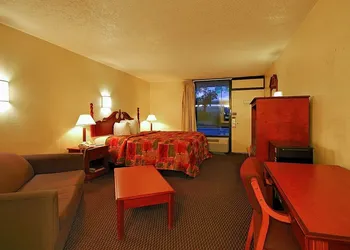 Super 6 Inn & Suites hotel thumbnail 7