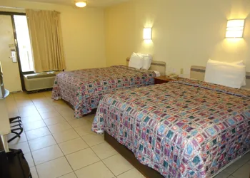Super 6 Inn & Suites hotel thumbnail 8