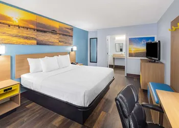 Days Inn by Wyndham Pensacola I-10 hotel thumbnail 4