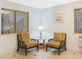 Super 8 by Wyndham Charlotte/Amusement Park Area hotel thumbnail 2