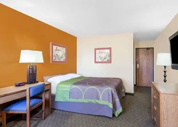 Super 8 by Wyndham Charlotte/Amusement Park Area hotel thumbnail 6