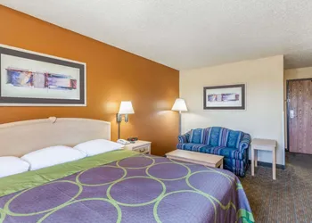 Super 8 by Wyndham Charlotte/Amusement Park Area hotel thumbnail 7