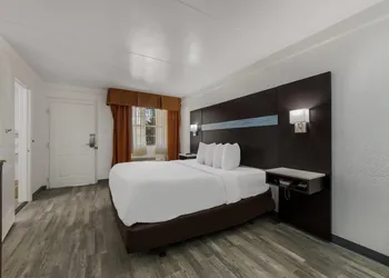 Quality Inn Charlotte Airport hotel thumbnail 8