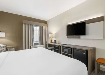 Comfort Inn & Suites hotel thumbnail 7