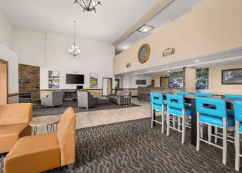 La Quinta Inn & Suites by Wyndham Grants Pass hotel thumbnail 2