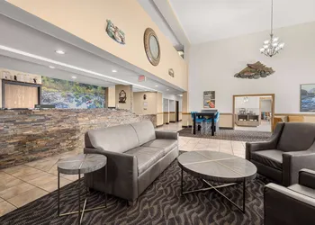 La Quinta Inn & Suites by Wyndham Grants Pass hotel thumbnail 3