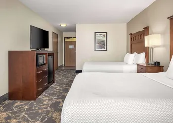 La Quinta Inn & Suites by Wyndham Grants Pass hotel thumbnail 4