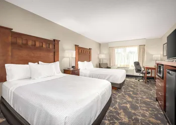 La Quinta Inn & Suites by Wyndham Grants Pass hotel thumbnail 6