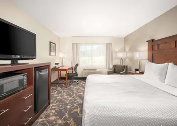 La Quinta Inn & Suites by Wyndham Grants Pass hotel thumbnail 7