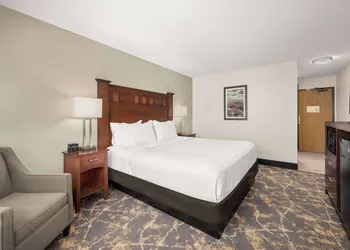 La Quinta Inn & Suites by Wyndham Grants Pass hotel thumbnail 8