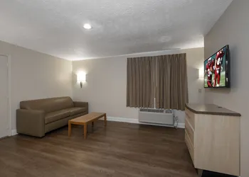 Red Roof Inn Indianapolis - Greenwood hotel thumbnail 8