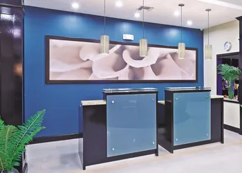 La Quinta Inn & Suites by Wyndham Marshall hotel thumbnail 2