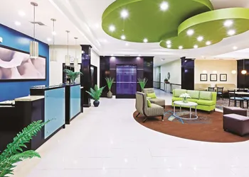 La Quinta Inn & Suites by Wyndham Marshall hotel thumbnail 3